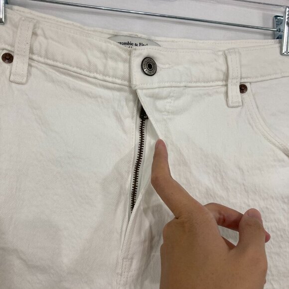 Abercrombie & Fitch size 33/16 White High Rise Frayed Hem the Dad Jean Shorts - Picture 4 of 9